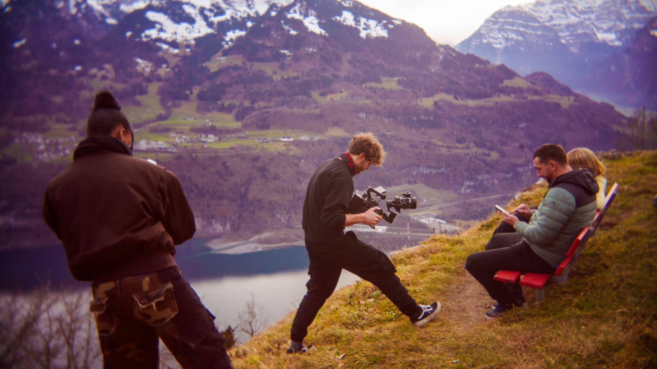 Draaien met een gimbal op een berghelling boven een meer
